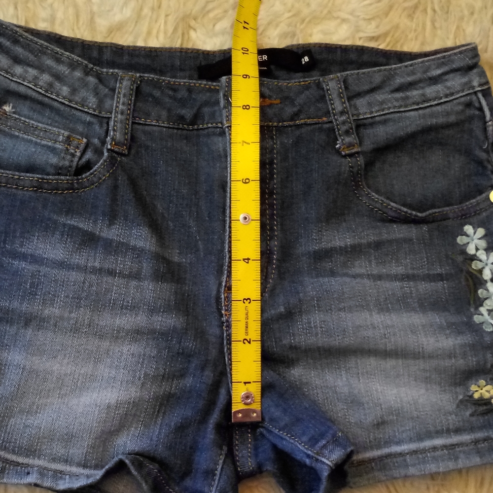 HERPER Floral Embroidered Jean Shorts Size 28 - Picture 6 of 7